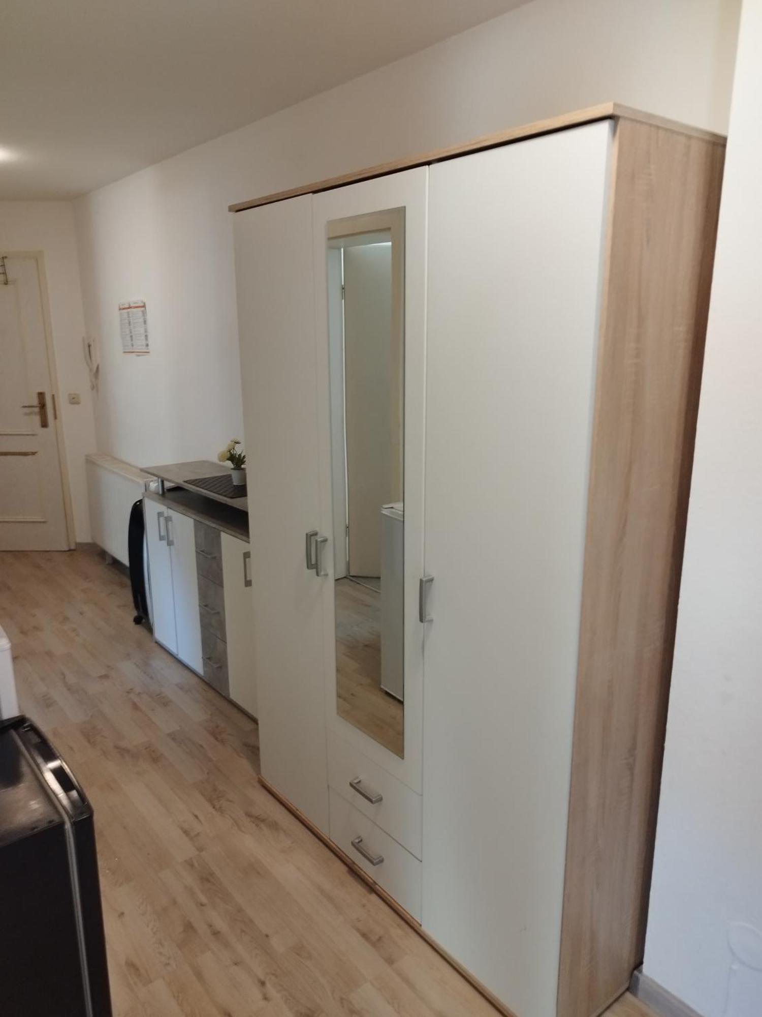 Flex Aparts - Grosse, Moeblierte Wohnung In Zwickau Mit 2 Zimmern Kültér fotó